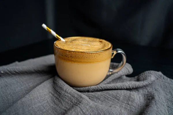 Ein Flacher Fokus Eines Glases Cappuccino Auf Einem Grauen Stück — Stockfoto