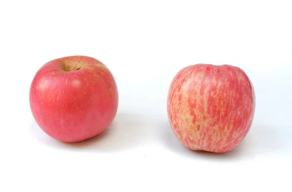 Beyaz Arka Planda Izole Edilmiş Kırmızı Elmaların Yakın Çekimi — Stok fotoğraf
