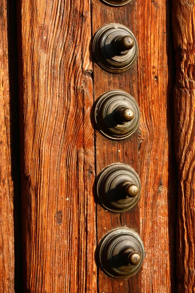 Μια Κάθετη Κοντινή Φωτογραφία Της Παλαιάς Ξύλινης Πόρτας Μεταλλικά Κουμπιά — Φωτογραφία Αρχείου
