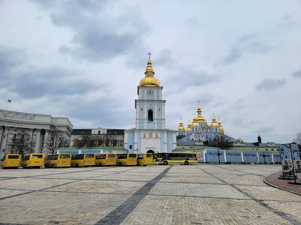 Автобусы Скорой Помощи Перед Свято Михайловским Золотокупольным Монастырем Киеве Украина — стоковое фото