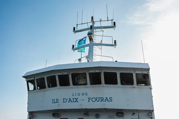 フランスのイル ダワ島近くの白い船の閉鎖 — ストック写真