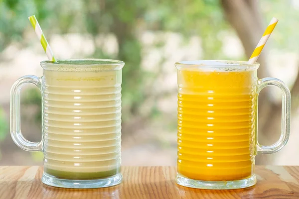 Primer Plano Dos Vasos Batidos Fruta Fresca Sobre Una Mesa —  Fotos de Stock