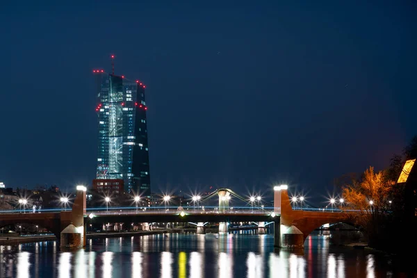 ヨーロッパの中央銀行の建物の美しい夜のショットは 周りに光を当てます — ストック写真