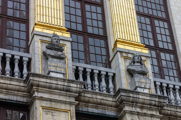 Ângulo Baixo Esculturas Edifícios Históricos Guild Grand Place Centro Bruxelas — Fotografia de Stock