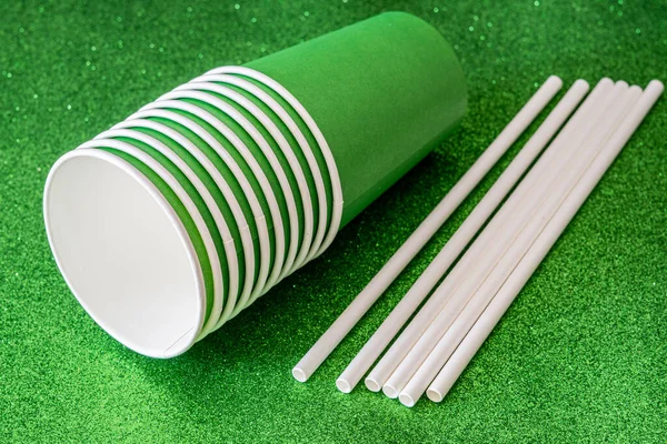 Egy Közeli Felvétel Több Zöld Papír Csésze Több Szívószállal Zöld — Stock Fotó