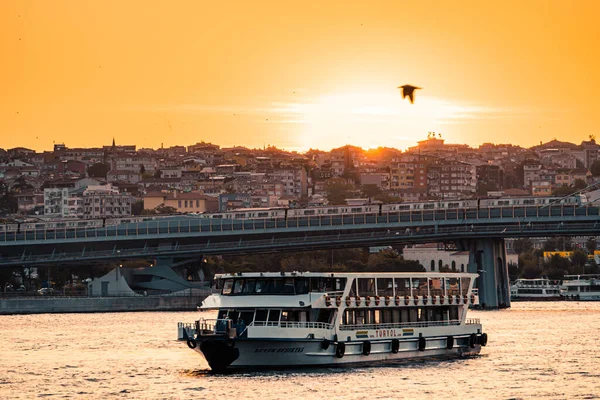 Ein Schöner Sonnenuntergang Über Dem Fluss Istanbul Mit Der Fähre — Stockfoto