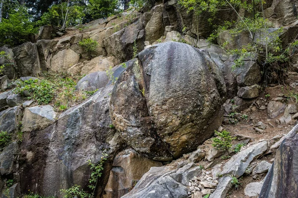 Een Grote Stenige Bol Een Wankele Heuvel — Stockfoto