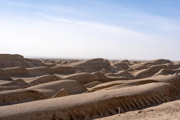 Una Vista Panorámica Amplio Desierto Lleno Patios Bajo Cielo Despejado —  Fotos de Stock