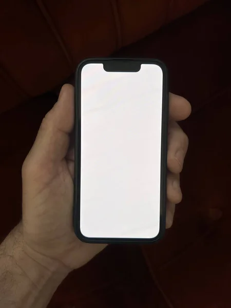 Вертикальный Снимок Руки Мужчины Держащего Телефон Пустым Белым Экраном Местом — стоковое фото