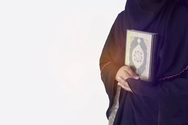 Una Donna Che Tiene Corano Pronto Lettura Uno Sfondo Bianco — Foto Stock