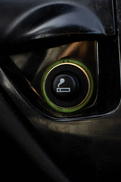 汽车打火机插座的垂直拍摄 现代汽车内部 — 图库照片