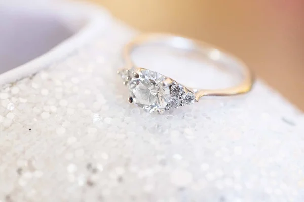 花嫁の白いドレスに美しい結婚指輪のダイヤモンド石のクローズアップショット — ストック写真