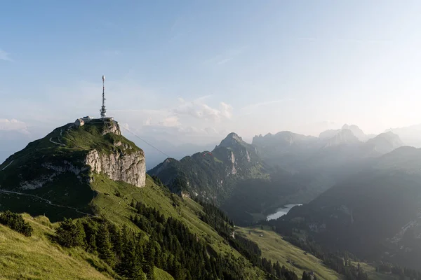 Una Vista Panoramica Sulle Verdi Montagne Della Svizzera — Foto Stock