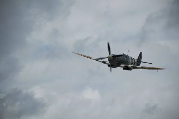 Een Raf Spitfire Vlucht Tegen Een Grijze Bewolkte Lucht — Stockfoto