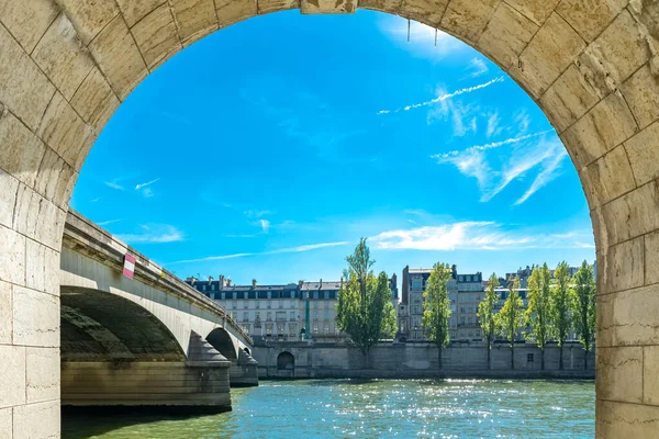 Paryż Widok Most Karuzelowy Nad Sekwaną Pięknymi Budynkami Tle — Zdjęcie stockowe