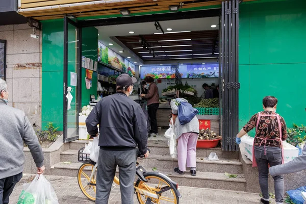 Grupo Pessoas Supermercado Comprando Itens Essenciais Preparação Para Bloqueio Durante — Fotografia de Stock