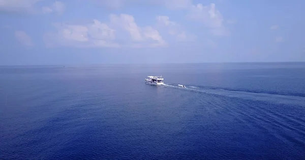 Belo Tiro Barco Água Oceano Azul Profundo — Fotografia de Stock