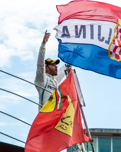 Ein Tiefpunkt Lewis Hamilton Feiert Einen Sieg Mit Flaggen Beim — Stockfoto