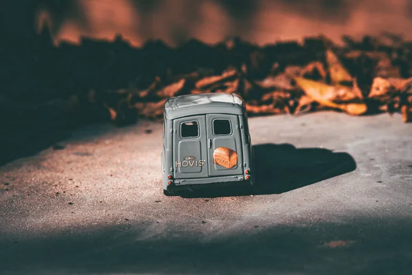 Kuru Yaprakların Yanında Küçük Bir Hovis Minibüsü — Stok fotoğraf
