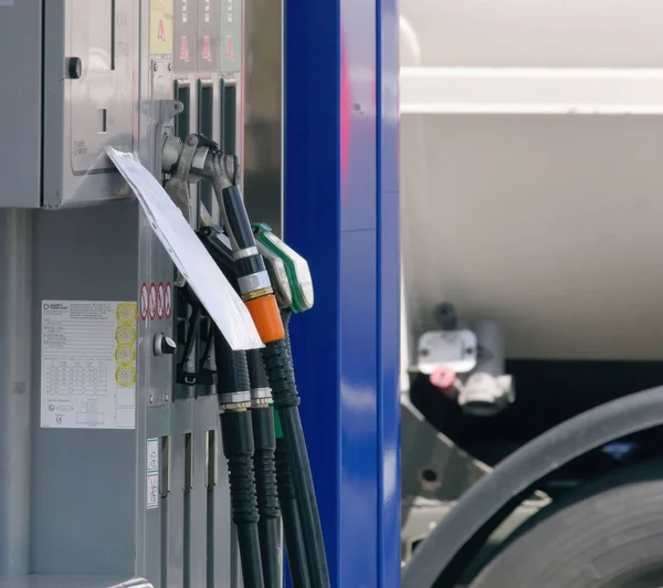 Arka Planda Sarnıç Olan Boş Bir Benzin Istasyonuna Yakın Plan — Stok fotoğraf