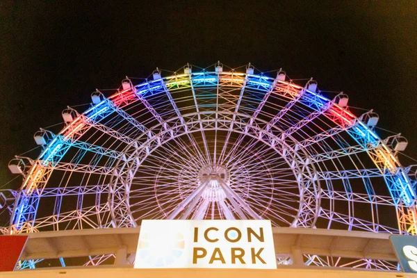 Orlando, Florida, ABD 'deki ICON Parkı' ndaki aydınlatma dönme dolabının yakın açılı bir görüntüsü.