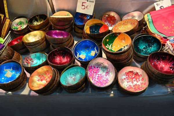 一个彩色彩绘碗 由椰子壳手工制成 泰国风格 — 图库照片