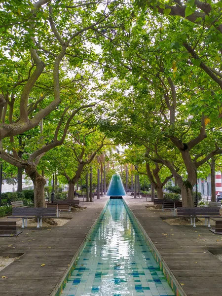 Colpo Verticale Una Lunga Piscina Fontana Nel Parco — Foto Stock