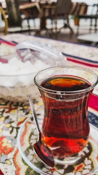 Masanın Üzerine Seçici Bir Bardak Armudlu Çay — Stok fotoğraf