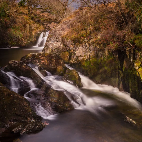 英国英格尔顿市 一个长曝光镜头拍摄的比兹利瀑布被树木环绕 — 图库照片