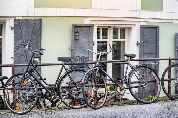 Ulice Starego Miasta Passau Rowerami Zaparkowanymi Przed Domami Niemczech — Zdjęcie stockowe