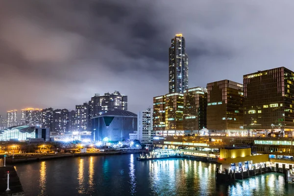 Piękny Widok Iluminowanych Wieżowców Biurowych Widokiem Kowloon Harbour Hongkongu — Zdjęcie stockowe