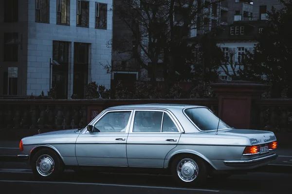 Ένα Ρετρό Αντίκα Ασημί Mercedes Benz W123 Αυτοκίνητο Στην Πόλη — Φωτογραφία Αρχείου