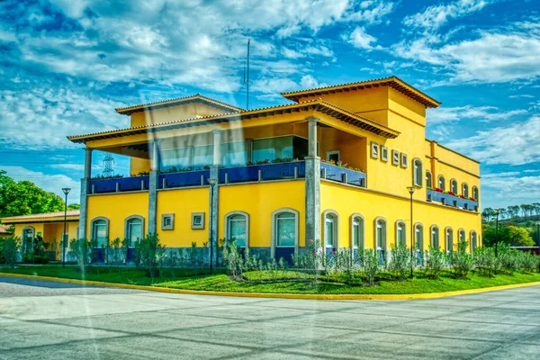 Uma Bela Vista Moderno Edifício Amarelo Com Jardim Dia Ensolarado — Fotografia de Stock