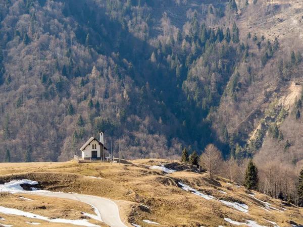 Ruhige Kulisse Des Kleinen Hauses Inmitten Von Wald Und Bergen — Stockfoto