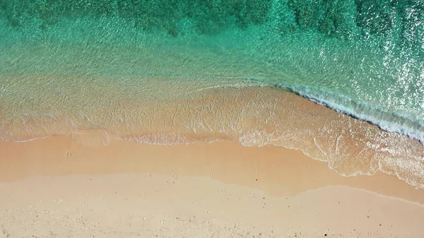 砂浜で穏やかな泡の波がクラッシュする美しい島の空中ビュー — ストック写真