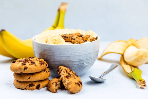 Primo Piano Crema Dessert Con Frutta Banana Una Ciotola Cockies — Foto Stock