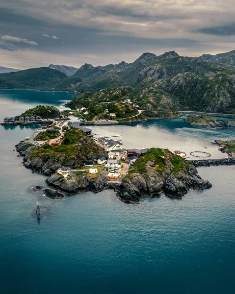 Uma Vista Aérea Casas Costeiras Montanhas Senja Noruega — Fotografia de Stock