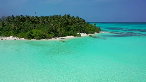 Una Vista Pájaro Una Pequeña Isla Medio Océano Azul — Foto de Stock