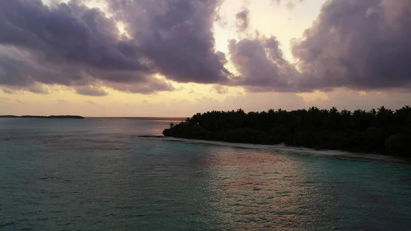 Ostrovy Uprostřed Oceánu Během Západu Slunce — Stock fotografie