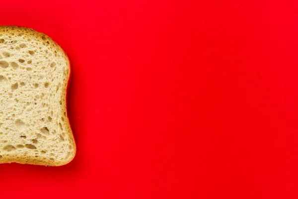 Вид Зверху Половину Скибочки Білого Хліба Ізольовані Червоному Тлі — стокове фото