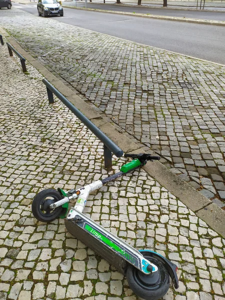 Een Verticaal Schot Van Een Gevallen Elektrische Scooter Grond — Stockfoto