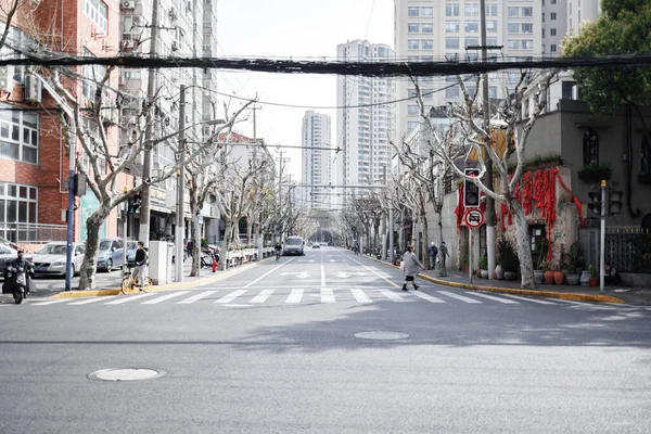 Centro Vazio Xangai Com Trânsito Leve Poucas Pessoas Nas Ruas — Fotografia de Stock