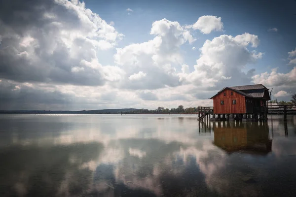 Schöner Sonnenuntergang Wasser Und Himmel Mit Bootshaus Ammersee Bayern — Stockfoto