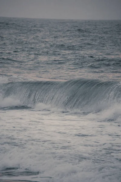 Les Fortes Vagues Océan Par Une Journée Orageuse — Photo