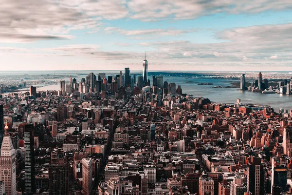 ニューヨークの空の景色高層ビルや通りが曇った空に対してマンハッタン — ストック写真