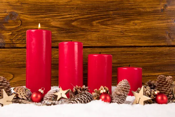 Крупный План Красных Свечей Рождественскими Украшениями Деревянном Фоне — стоковое фото