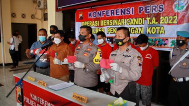 Endonezyalı polis memurlarının toplantıdaki yakın çekimi.