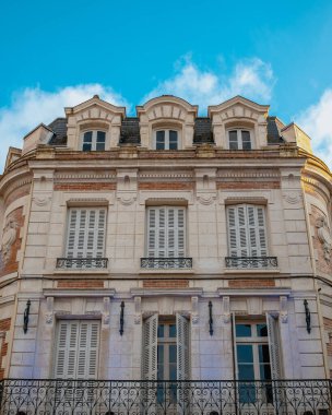 Gündüz vakti Fransa 'daki tarihi bir binanın dikey alçak açılı görüntüsü..