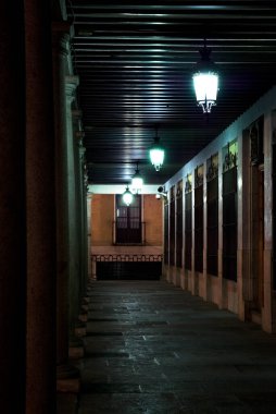 İspanya 'nın Toldeo kentindeki The Plaza de Zocodover' ın dış koridorunun dikey görüntüsü.