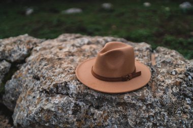 Gündüz vakti El Torcal de Antequera, Malaga, İspanya 'da bulanık geçmişi olan bir kayanın yakın plan fotoğrafı.